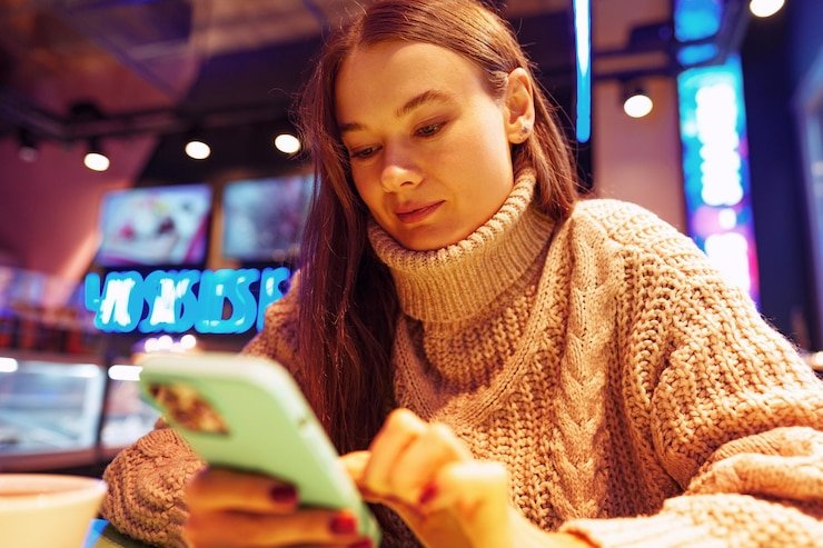 Pengguna baru menyelesaikan proses pendaftaran akun di perangkat mobile dengan mudah dan cepat